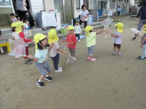 フラッグ遊びをしている