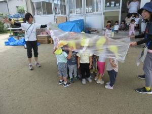 バルーンに隠れている