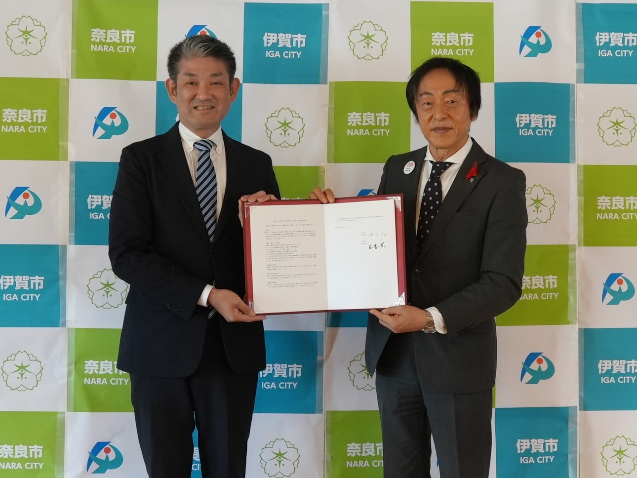 協定式での記念撮影