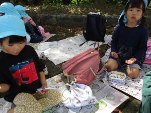 お弁当を食べてる子ども達