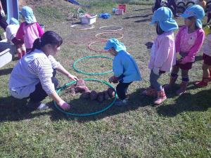 4歳児がサツマイモが数を数えています
