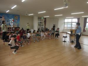 お巡りさんの話を聞いているところ