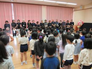 民生委員さんとあいさつをしています