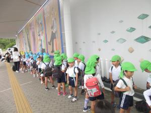 ニフレルの前で待っています