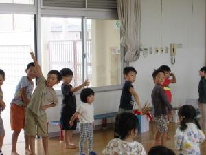 5歳児が年少児とダンスを楽しむ様子