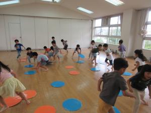 5歳児オセロゲームを楽しむ姿