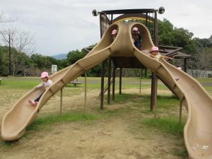 5歳児遠足遊具で遊ぶ様子
