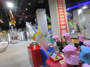 5歳児遠足、科学館でペットボトルロケットを楽しむ姿