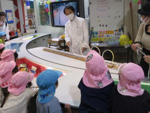 5歳児遠足実験を見る様子