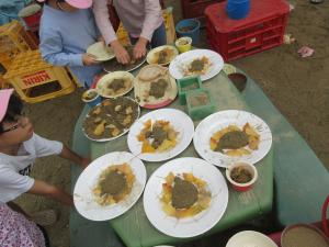 5歳児園庭遊びで落ち葉を使って遊ぶ様子