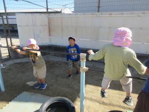 5歳児鉄棒で遊ぶ様子