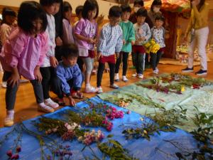 お花を選んでいる子供