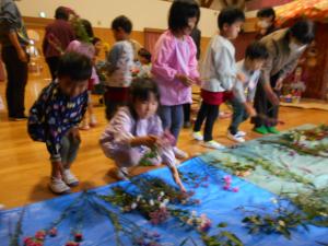 好きな花を選ぶ5歳児