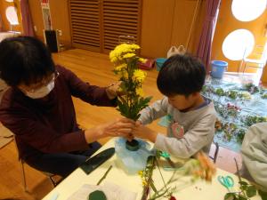 生け方を教えてもらう子