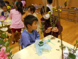 お花を生ける長さを聞いている子供