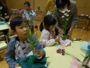 自分で花を生けようとする子ども達
