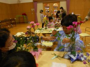 花の長さを調節している子供