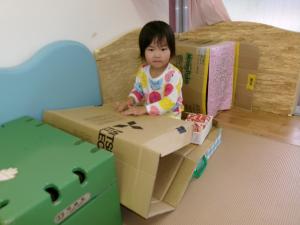 段ボールのピアノを弾いているよ