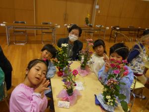 出来上がった生け花と集合写真