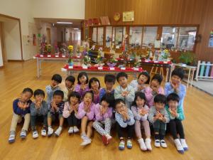 生け花と5歳児集合写真