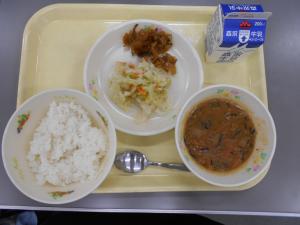 10月22日ご飯・牛乳・ひじきカレー・コールスローサラダ・福神漬