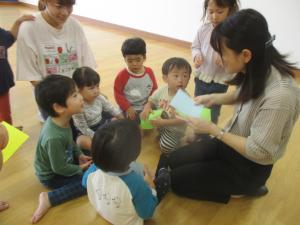 折り紙で遊んでいます