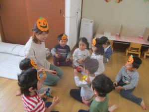 みんなでハロウィンパーティーをしています