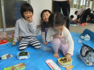 お弁当を食べています２