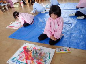 佐保幼　ローラーで絵画