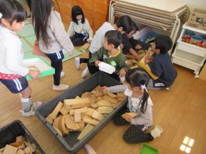 木を選ぶ子ども達