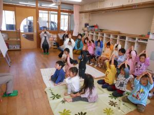2歳児と手遊びをしてる子ども達