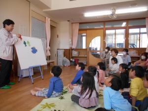 パネルシアタ―を見ている子ども