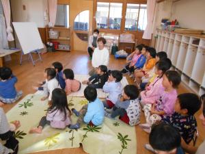 2歳児と3歳児がお話を聞いているところ