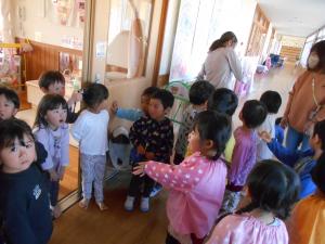 3歳児が2歳児を送っているところ