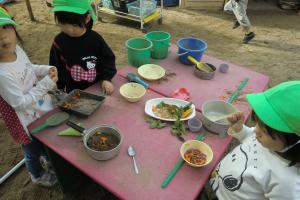 テーブルに並べてお料理を作る３歳児