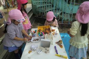 秋の製作あそびをする5歳児