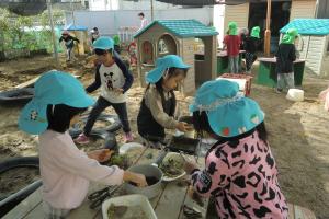 砂場でお料理