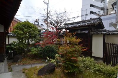 旧布江田家住宅（はる家ならまち）表門及び塀　敷地側外観