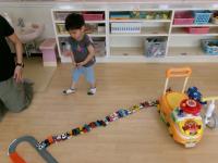 1歳　車並んだ