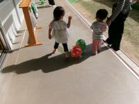 1歳　風船で散歩