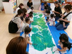 2歳　絵の具あそび