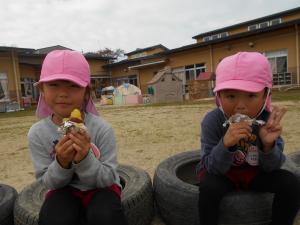 5歳児が焼き芋を食べています