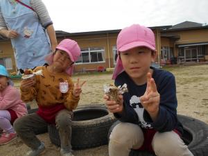 5歳児が喜んで焼き芋を食べています