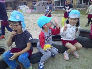 4歳児がおいしいやきいもを食べています