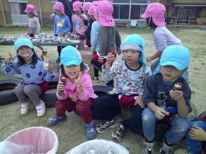 4歳児が友達とやきいもを喜んで食べています