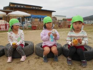 3歳児が焼き芋を食べています