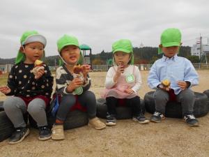 3歳児がおいしいと言いながら焼き芋を食べています