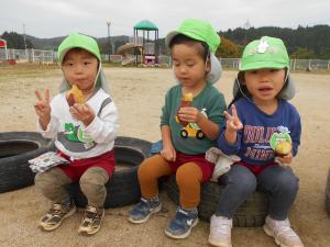 3歳児みんなで食べる焼き芋はとってもおいしいと言っています