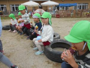 3歳児ホカホカのおいもを食べています