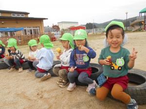 3歳児みんなで楽しく食べています